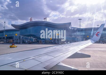 Lanzhou, China - 10. Juni 2020: China Eastern Airlines Flugzeug Landung Am Lanzhou Flughafen Stockfoto