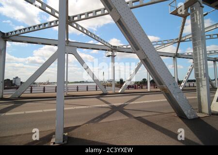 Spoorbrug Brücke Dordrecht und Straßenbrücke Zwijndrechtse brug in den Niederlanden über die Merwede Stockfoto