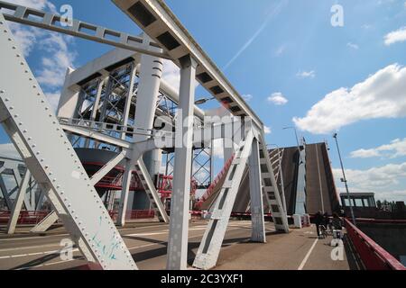 Spoorbrug Brücke Dordrecht und Straßenbrücke Zwijndrechtse brug in den Niederlanden über die Merwede Stockfoto