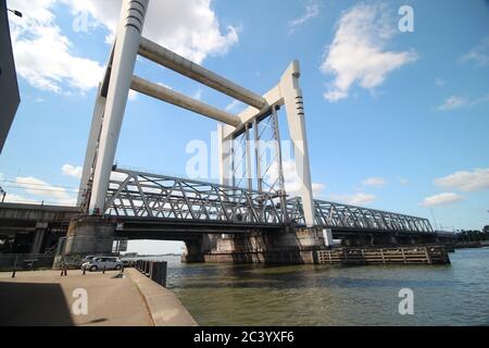 Spoorbrug Brücke Dordrecht und Straßenbrücke Zwijndrechtse brug in den Niederlanden über die Merwede Stockfoto