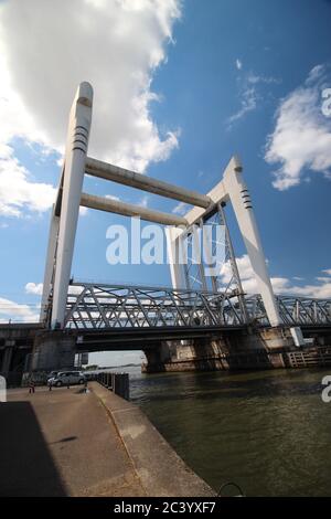 Spoorbrug Brücke Dordrecht und Straßenbrücke Zwijndrechtse brug in den Niederlanden über die Merwede Stockfoto