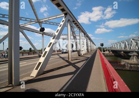 Spoorbrug Brücke Dordrecht und Straßenbrücke Zwijndrechtse brug in den Niederlanden über die Merwede Stockfoto