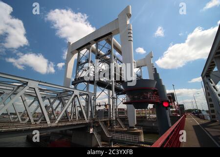 Spoorbrug Brücke Dordrecht und Straßenbrücke Zwijndrechtse brug in den Niederlanden über die Merwede Stockfoto