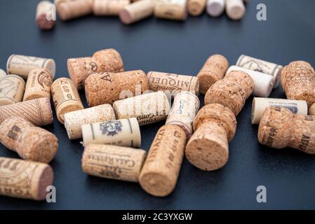 BERLIN - JUN 23: Sammlung von Weinkorken auf schwarzem Hintergrund am 23. Juni in Berlin. 2020 in Deutschland Stockfoto