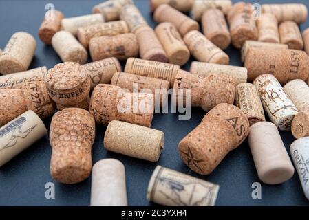 BERLIN - JUN 23: Sammlung von Weinkorken auf schwarzem Hintergrund am 23. Juni in Berlin. 2020 in Deutschland Stockfoto