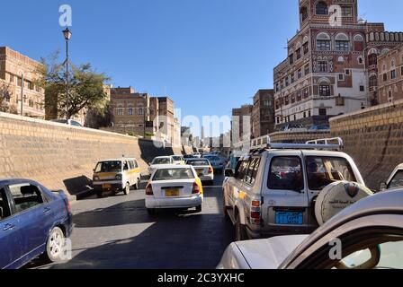 SANAA, JEMEN - 6. MÄRZ 2010: Trafic an der zentralen Straße in der Altstadt von Sanaa. Seit mehr als 2.500 Jahren auf einer Höhe von 2.200 m bewohnt, die alte CI Stockfoto