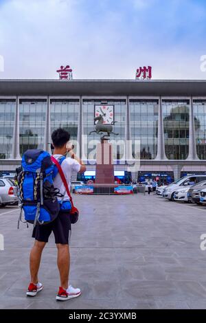 Lanzhou, China - 10. Juni 2020: Die Backpackers Machen Fotos Im Lanzhou Railway Station Building Stockfoto