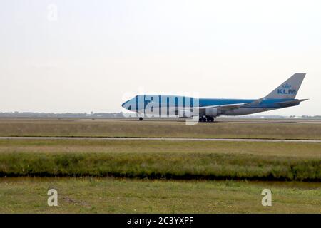 Boeing 747-Zeichen PH-BFV der KLM nimmt den Polderbaan-Streifen des Flughafens Amsterdam ab Stockfoto