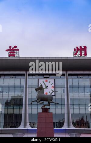 Lanzhou, China - 10. Juni 2020:Lanzhou Bahnhof Gebäude in der Provinz Gansu Stockfoto