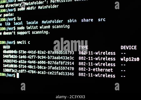 Scannen von WLAN-Netzwerken mit Sicherheitsstufe und Signalstärke. Analyse von WiFi-Netzwerken von Terminal durch ssh-Protokoll verbunden Stockfoto