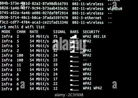 Scannen von WLAN-Netzwerken mit Sicherheitsstufe und Signalstärke. Analyse von WiFi-Netzwerken von Terminal durch ssh-Protokoll verbunden Stockfoto