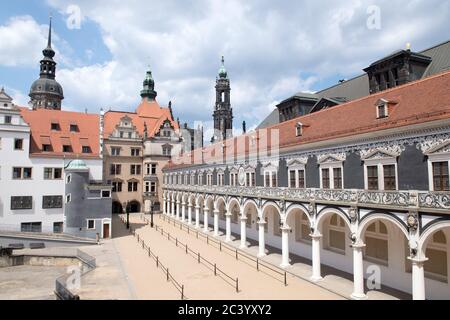 Dresden, Deutschland. Juni 2020. Der Stallhof vor dem Hausmannsturm (l) und der Katholischen Hofkirche. Im 17. Jahrhundert diente der Stallhof im Residenzschloss Dresden als Austragungsort großer Reitturniere. Quelle: Sebastian Kahnert/dpa-Zentralbild/ZB/dpa/Alamy Live News Stockfoto