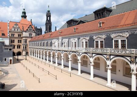 Dresden, Deutschland. Juni 2020. Der Stallhof vor der katholischen Hofkirche. Im 17. Jahrhundert diente der Stallhof im Residenzschloss Dresden als Austragungsort großer Reitturniere. Quelle: Sebastian Kahnert/dpa-Zentralbild/ZB/dpa/Alamy Live News Stockfoto