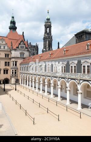 Dresden, Deutschland. Juni 2020. Der Stallhof vor der katholischen Hofkirche. Im 17. Jahrhundert diente der Stallhof im Residenzschloss Dresden als Austragungsort großer Reitturniere. Quelle: Sebastian Kahnert/dpa-Zentralbild/ZB/dpa/Alamy Live News Stockfoto