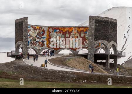 Das Russland-Georgien-Freundschaftsdenkmal oder Friedensdenkmal Georgievsk auf der georgischen Militärstraße zwischen Gudauri und dem Jvari-Pass, Georgien Stockfoto