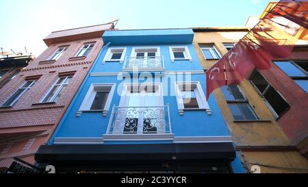 Istanbul, Türkei - 8. Januar 2020: Balat-Viertel mit farbigen Häusern. Jüdisches Viertel von Istanbul - Türkei. Stockfoto