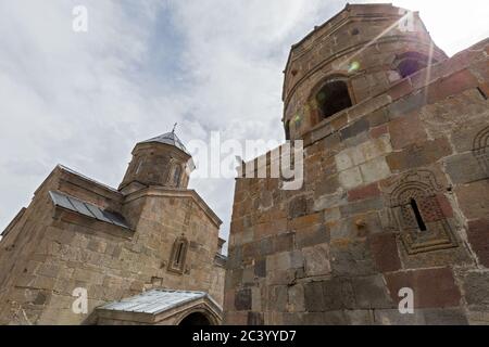 14. Jahrhundert, Tsminda Sameba Kirche & Glockenturm aka Gergeti Trinity Kirche, Gergeti, Georgien Stockfoto