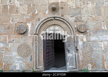 Kirche Eingang mit Symbolen der Sonne, 14. Jahrhundert, Tsminda Sameba Kirche aka Gergeti Trinity Church, Gergeti, Georgien Stockfoto