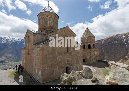 14. Jahrhundert, Tsminda Sameba Kirche & Glockenturm aka Gergeti Trinity Kirche, Gergeti, Georgien Stockfoto