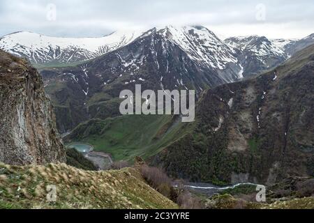 Blick vom Russland-Georgien-Freundschaftsdenkmal oder dem Friedensdenkmal Georgievsk auf der georgischen Militärstraße zwischen Gudauri und dem Jvari-Pass, Stockfoto