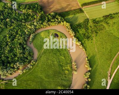 Mäandernden Fluss - von oben, Karas Fluss im Banat und Serbien, Vojvodina Stockfoto