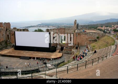 Teatro Antico di Taormina, wo das Taormina International Film Festival stattfindet. (Sizilien/Italien) Stockfoto