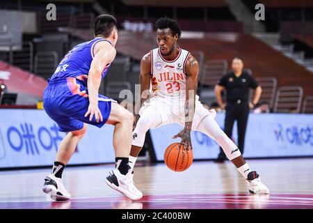 Der amerikanische Profi-Basketballspieler Sean Hill Jr. aus Jilin Northeast Tigers, rechts, hält den Ball während eines Spiels in der ersten Phase der Wiederaufnahme der chinesischen Basketballvereinigung (CBA) gegen Sichuan Blue Whales, Dongguan, südchinesische Provinz Guangdong, 21. Juni 2020. Jilin Northeast Tigers besiegte Sichuan Blauwale mit 97-85. Die chinesische Basketball-Liga hat nach einer fast fünfmonatigen Abschaltung wieder begonnen, mit weniger ausländischen Spielern und keine Fans in den Tribünen. Die CBA wurde am 24. Januar, eine Woche vor der geplanten Rückkehr nach einer Frühjahrspause am Ende der Regulierungspause, ausgesetzt Stockfoto