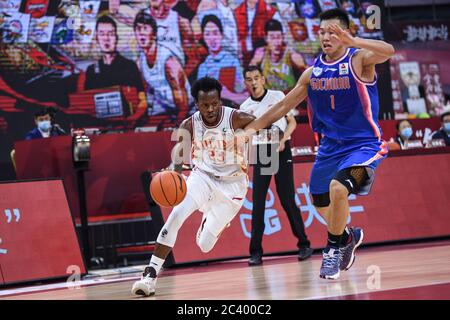 Der amerikanische Profi-Basketballspieler Sean Hill Jr. aus Jilin Northeast Tigers, links, hält den Ball während eines Spiels in der ersten Phase der Wiederaufnahme der chinesischen Basketballvereinigung (CBA) gegen Sichuan Blue Whales, Dongguan Stadt, südchinesische Provinz Guangdong, 21. Juni 2020. Jilin Northeast Tigers besiegte Sichuan Blauwale mit 97-85. Die chinesische Basketball-Liga hat nach einer fast fünfmonatigen Abschaltung wieder begonnen, mit weniger ausländischen Spielern und keine Fans in den Tribünen. Die CBA wurde am 24. Januar, eine Woche vor der geplanten Rückkehr nach einer Frühjahrspause am Ende der Regula, ausgesetzt Stockfoto