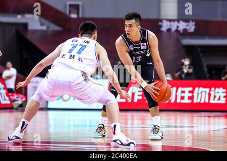 Der chinesische Profi-Basketballspieler Guo Ailun von Liaoning Flying Leopards, rechts, hält den Ball während eines Spiels in der ersten Phase der Wiederaufnahme der chinesischen Basketballvereinigung (CBA) gegen Peking Shougang Ducks, Qingdao Stadt, Ostchina Provinz Shandong, 20. Juni 2020. Peking Shougang Ducks besiegte Liaoning fliegende Leoparden mit 91-82. Die chinesische Basketball-Liga hat nach einer fast fünfmonatigen Abschaltung wieder begonnen, mit weniger ausländischen Spielern und keine Fans in den Tribünen. Die CBA wurde am 24. Januar ausgesetzt, eine Woche bevor sie nach einer Frühjahrspause am Ende der Reg. wieder zurückkehren sollte Stockfoto