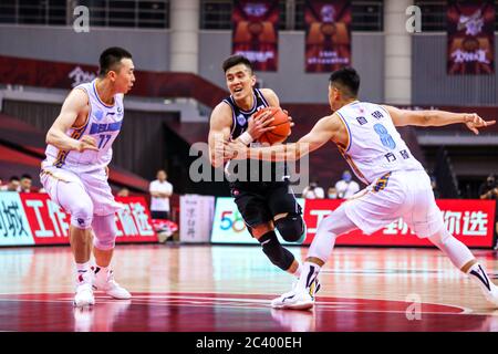 Der chinesische Profi-Basketballspieler Guo Ailun von Liaoning Fliegende Leoparden, Mitte, hält den Ball während eines Spiels in der ersten Phase der Wiederaufnahme der chinesischen Basketballvereinigung (CBA) gegen Peking Shougang Ducks, Qingdao Stadt, Ostchina Provinz Shandong, 20. Juni 2020. Peking Shougang Ducks besiegte Liaoning fliegende Leoparden mit 91-82. Die chinesische Basketball-Liga hat nach einer fast fünfmonatigen Abschaltung wieder begonnen, mit weniger ausländischen Spielern und keine Fans in den Tribünen. Die CBA wurde am 24. Januar ausgesetzt, eine Woche bevor sie nach einer Frühjahrspause am Ende der RE zurückkehren sollte Stockfoto