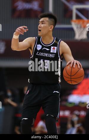 Der chinesische Profi-Basketballspieler Guo Ailun von Liaoning Fliegende Leoparden hält den Ball während eines Spiels in der ersten Phase der Wiederaufnahme der chinesischen Basketballvereinigung (CBA) gegen Peking Shougang Ducks, Stadt Qingdao, Ostchina Provinz Shandong, 20. Juni 2020. Peking Shougang Ducks besiegte Liaoning fliegende Leoparden mit 91-82. Die chinesische Basketball-Liga hat nach einer fast fünfmonatigen Abschaltung wieder begonnen, mit weniger ausländischen Spielern und keine Fans in den Tribünen. Die CBA wurde am 24. Januar ausgesetzt, eine Woche bevor sie nach einer Frühlingspause am Ende der regulären See zurückkehren sollte Stockfoto