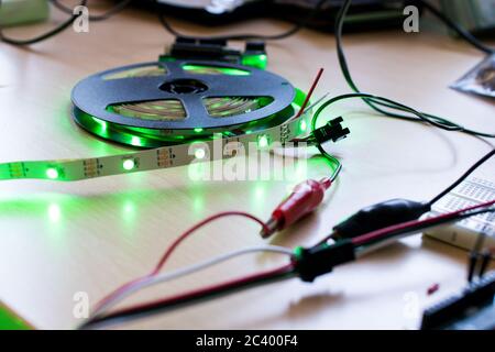 RGB-LED-Streifen adressierbar gesteuert durch einen Mikrocontroller Open Source, um grünen Farbfluss haben. Maker-Projekt für DIY-Umwelt Beleuchtung. Leuchten für Stockfoto