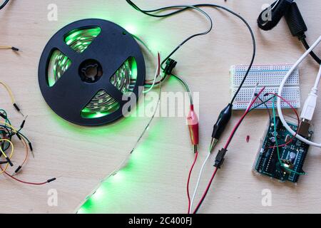 RGB-LED-Streifen adressierbar gesteuert durch einen Mikrocontroller Open Source, um grünen Farbfluss haben. Maker-Projekt für DIY-Umwelt Beleuchtung. Leuchten für Stockfoto