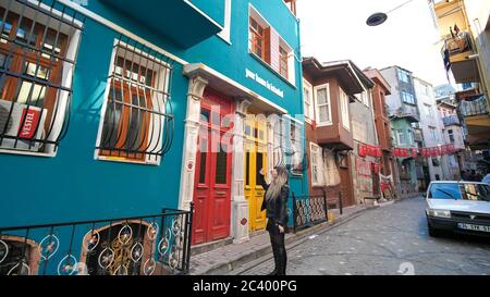 Istanbul, Türkei - 8. Januar 2020: Balat-Viertel mit farbigen Häusern. Jüdisches Viertel von Istanbul - Türkei. Stockfoto