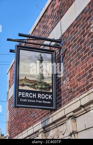 Schild für Perch Rock öffentliches Haus in New Brighton Wirral März 2020 Stockfoto