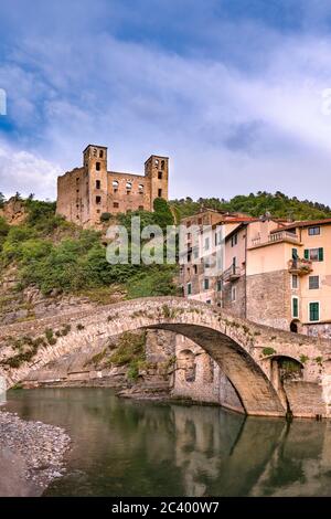 Dolceacqua in Ventimiglia, Bezirk Imperia, Ligurien (Italien). Mittelalterliche Burg an der Riviera Ligurien, Castello dei Doria, Alte Brücke, Historische Burg. Stockfoto