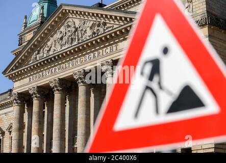 Leipzig, Deutschland. Juni 2020. Umweltschützer haben ein Verkehrsschild aufgesetzt und protestieren gegen den Bau der Autobahn 49 vor dem Bundesverwaltungsgericht, das am selben Tag mehrere Klagen gegen die Pläne für einen Autobahnabschnitt 49 in Mittelhessen verhört. Anklagen wurden vom Bund für Umwelt und Naturschutz Deutschland (Bund) in Hessen sowie mehreren Privatpersonen eingereicht. Quelle: Jan Woitas/dpa-Zentralbild/dpa/Alamy Live News Stockfoto