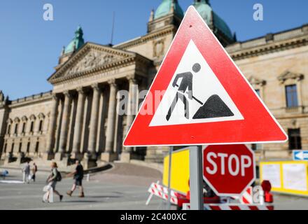 Leipzig, Deutschland. Juni 2020. Umweltschützer haben Verkehrsschilder angebracht und vor dem Bundesverwaltungsgericht gegen den Bau der Autobahn 49 protestiert, die am selben Tag mehrere Klagen gegen die Pläne für einen Autobahnabschnitt 49 in Mittelhessen verhört. Anklagen wurden vom Bund für Umwelt und Naturschutz Deutschland (Bund) in Hessen sowie mehreren Privatpersonen eingereicht. Quelle: Jan Woitas/dpa-Zentralbild/dpa/Alamy Live News Stockfoto