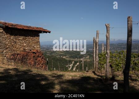 Panoramafenblick auf Acqui Terme von den Hügeln, Bormida-Tal, Piemont, Italien Stockfoto