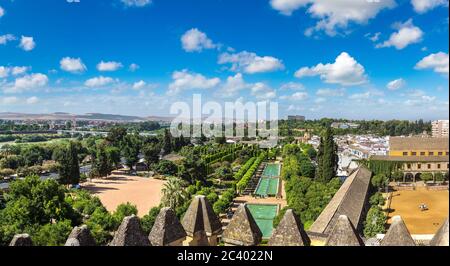 Panoramablick auf die Gärten des Alcazar de los Reyes Cristianos in Cordoba an einem schönen Sommertag, Spanien Stockfoto
