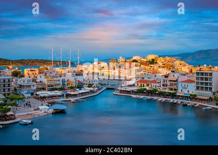 Schöne Stadt Agios Nikolaos am See Voulismeni bei Sonnenuntergang. Insel Kreta, Griechenland Stockfoto