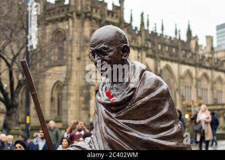 Enthüllung der Mahatma Gandhi Statue vor der Kathedrale von Manchester. Während der Zeremonie geworfene Blütenblätter fangen sich an den Falten des Kleides Stockfoto