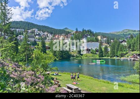 Blick auf die Altstadt vom See, Arosa, Schweiz, Europa Stockfoto