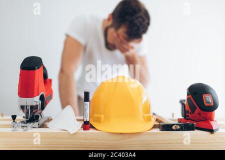 Der Builder kann während der Coronavirus Covid 19-Sperre nicht arbeiten Stockfoto