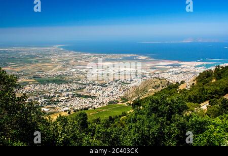 Ansicht von Trapani (Westsizilien) von der Stadt Erice. Im Hintergrund die Egadi-Inseln (Sizilien / Italien) Stockfoto