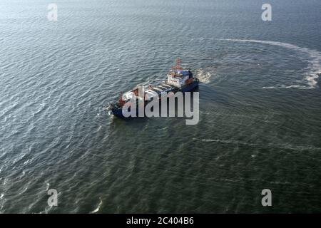 NAMIBIA - JANUAR 30. 2016: Chinesisches Frachtschiff Tong Li im Atlantik vor der Küste Afrikas in der Nähe des Hafens Luderitz. Luftaufnahme. Chinesische Expansion weiter Stockfoto