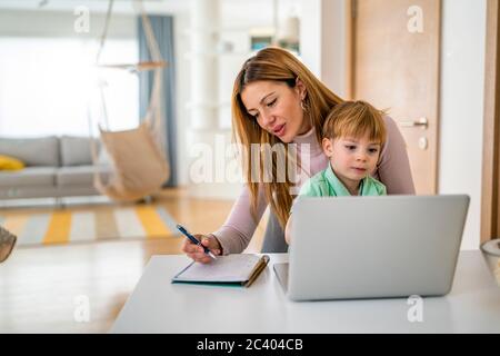 Voll berufstätige Mutter hat keine Zeit für Ihr Kind Stockfoto