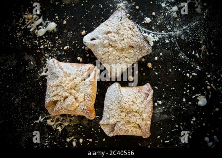 Konferenz-Snacks. Süße Kekse auf rustikalem Hintergrund Stockfoto