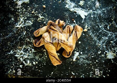 Konferenz-Snacks. Süße Kekse auf rustikalem Hintergrund Stockfoto