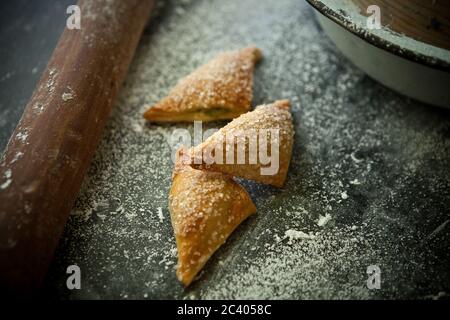 Konferenz-Snacks. Süße Kekse auf rustikalem Hintergrund Stockfoto